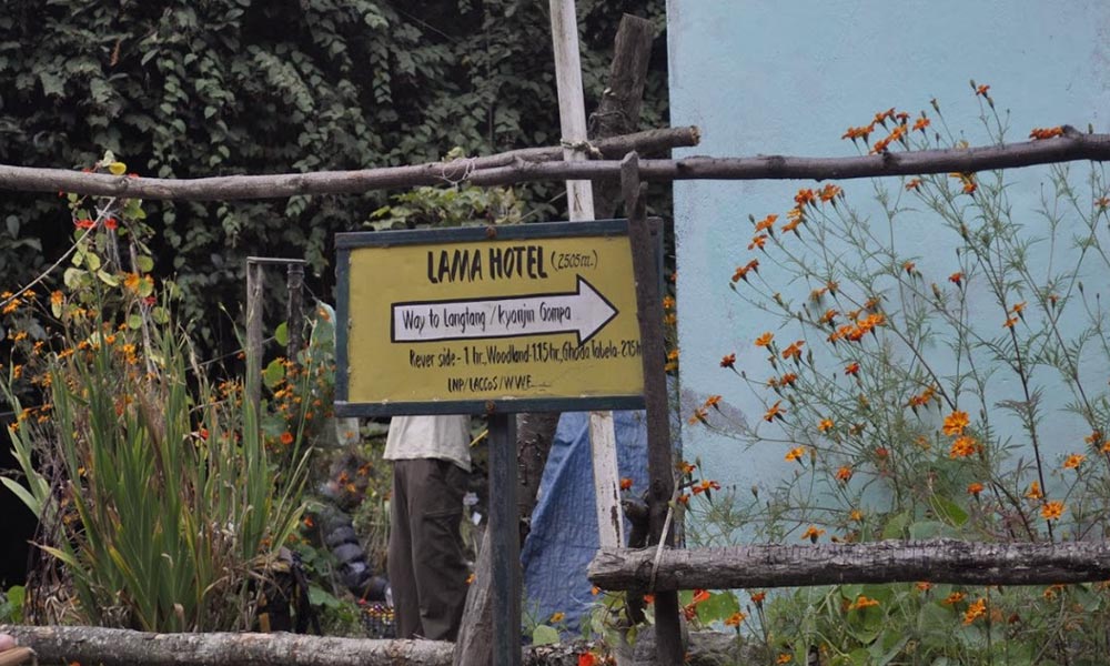 Direction Indicator, Lama Hotel